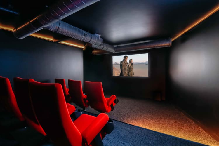 Salle de projection cinéma / Résidence Sharies Coliving